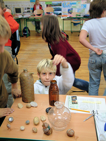 Přírodní materiály a lidová řemesla - drátkování.