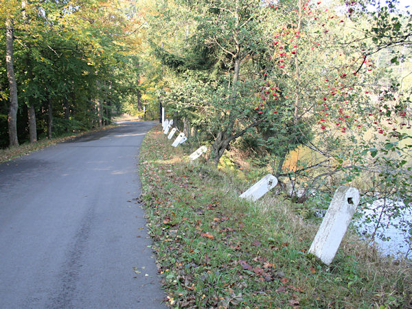 Waldstrasse am Hraniční rybník (Waldsteinteich).