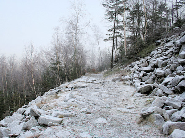 Durch den Steinschutthang am Klíč (Kleis).