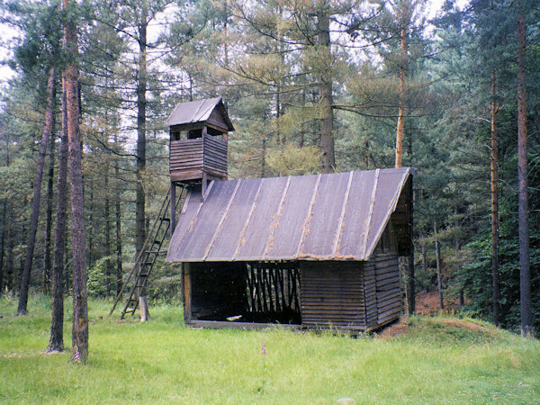 A hayloft with a deer-stand over thr Pustý zámek rock.