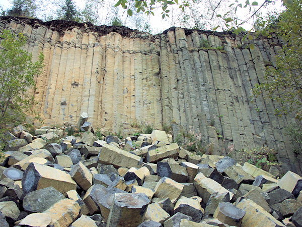 Basaltsäulen im Steinbruch am Klučky (Kamm).