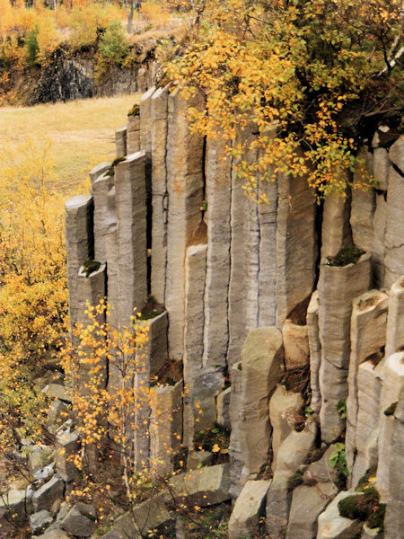 Basaltsäulen im Steinbruch am Klučky (Kamm).