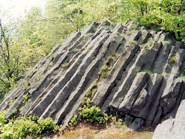 The basaltic columns of the Zlatý vrch hill near Líska.