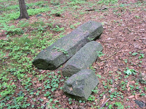 Columnar basalt at the Vlčí vrch hill above Slunečná.