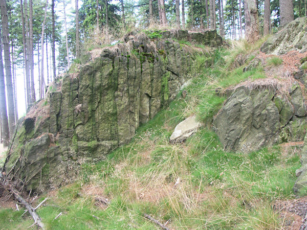 Ein Phonolithfelsen am Široký vrch (Steingeschütt) bei Rybniště (Teichstatt).