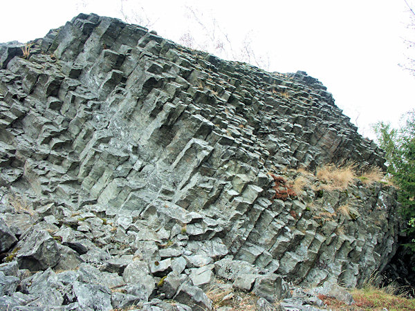 Der Gipfelfelsen des Malý Stožec (Kleiner Schöber) mit Phonolithsäulen.