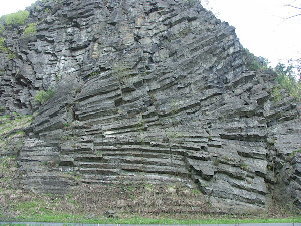 Phonolithsäulen in der Felsenwand des Pustý zámek (Wüstes Schloss).