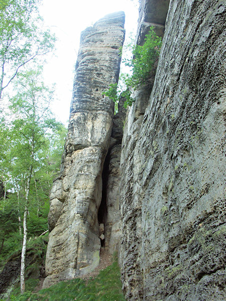 Der Felsturm Švédská věž (Schwedenturm) bei Sloup (Bürgstein).