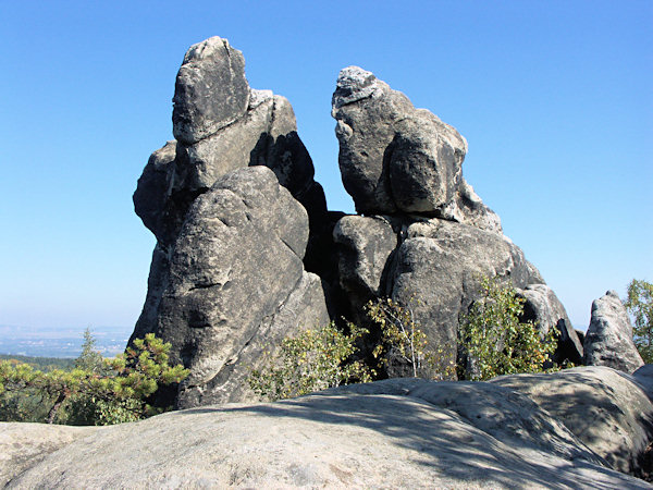 Die Gipfelpartien der Felsen Šachtové věže in den Vraní skály-Felsen (Rabensteine).
