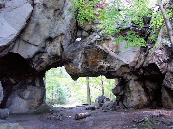 The gate in the rock at the Milštejn ruin.