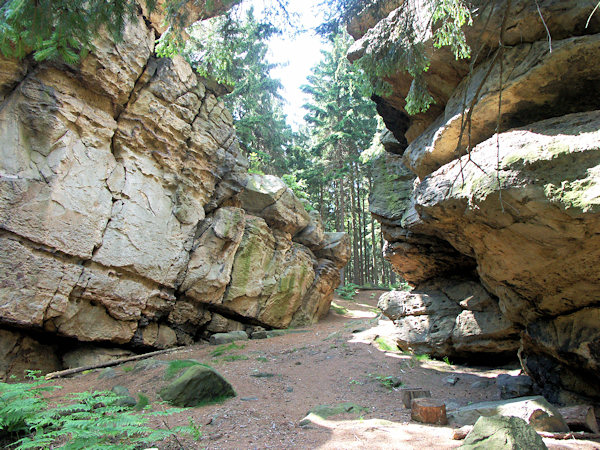 The gorge between the rocks of the Dianafelsen above the valley of the Bílý potok-brook.