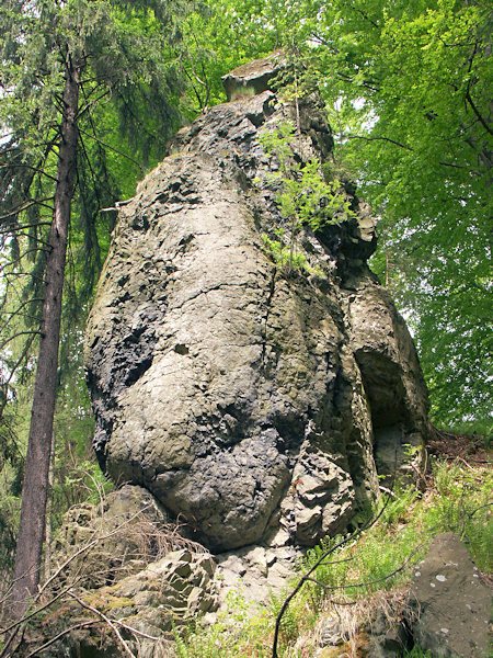 Psí kostel nad údolím Černého potoka.