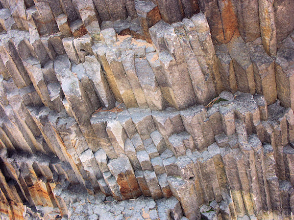 Absonderung des Sandsteins in Säulen an der Dutý kámen (Hohlstein) bei Cvikov (Zwickau).