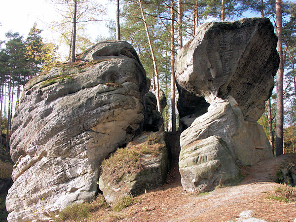 Kunratické skály (Kunnersdorfer Felsen) mit dem ehemaligen Aussichtspunkt 'Karlsruhe'.