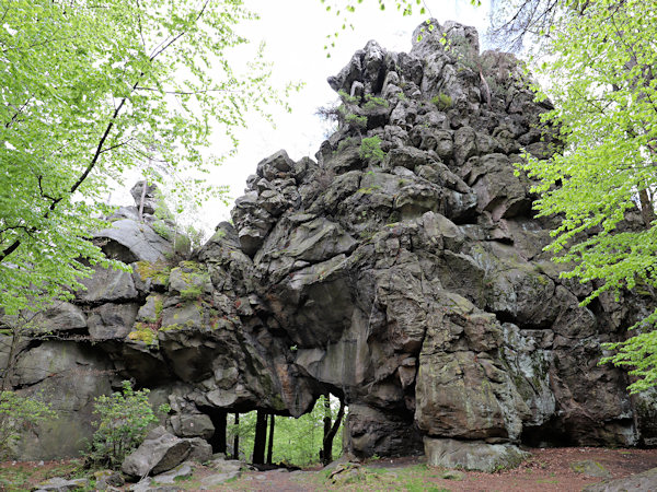 Der Felsen von Milštejn (Mühlstein) mit einem Tor.