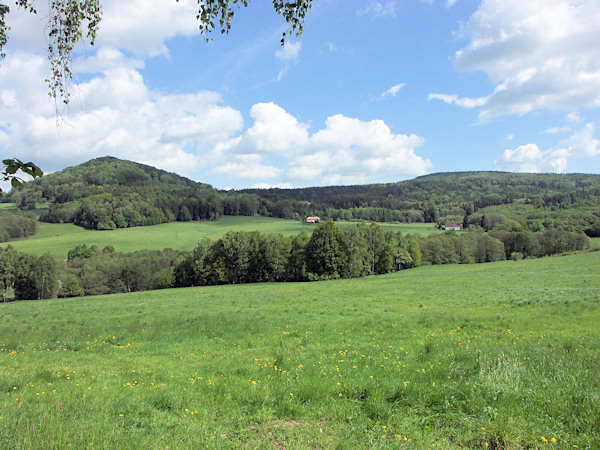 Blick vom Pařez (Klötzerberg) bei Chřibská (Kreibitz) zum Spravedlnost (Irigtberg, links) und Široký vrch (Steingeschütt, rechts).