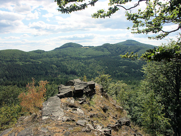 Blick vom Chřibský vrch (Himpelberg) auf den Studenec (Kaltenberg, rechts) mit dem Javorek (Kleiner Ahrenberg, mitte) und dem unauffälligen Černý vrch (Schwarzer Berg) zwischen ihnen.