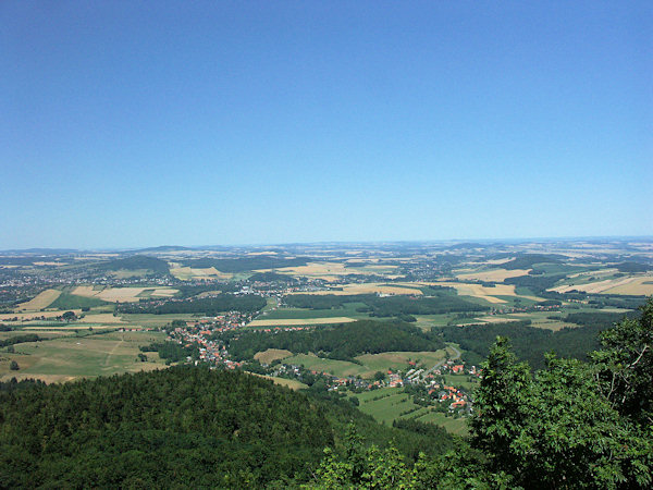 Aussicht vom Gipfel der Lausche über Waltersdorf nach Oberlausitz.