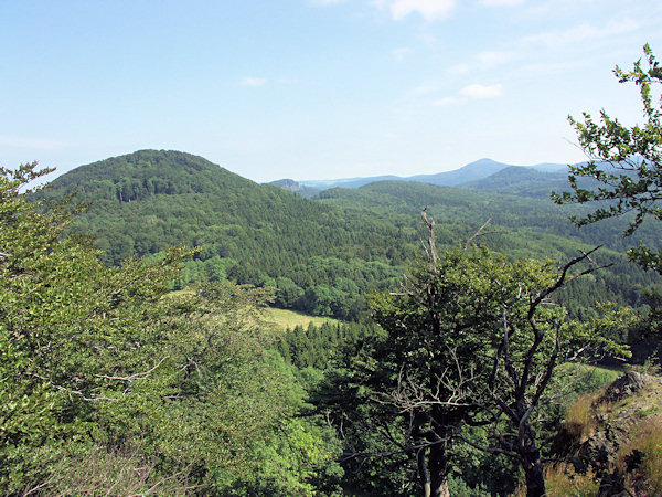 Blick vom Zlatý vrch (Goldberg) auf seinen Nachbar Javorek (Kleiner Ahrenberg), hinter dem sich der Chřibský vrch (Himpelberg) erhebt. Weiter links ist der Široký kopec (Breiteberg), der Hřebec (Schindelhengst) und am Horizont erhebt sich der Jedlová (Tannenberg).