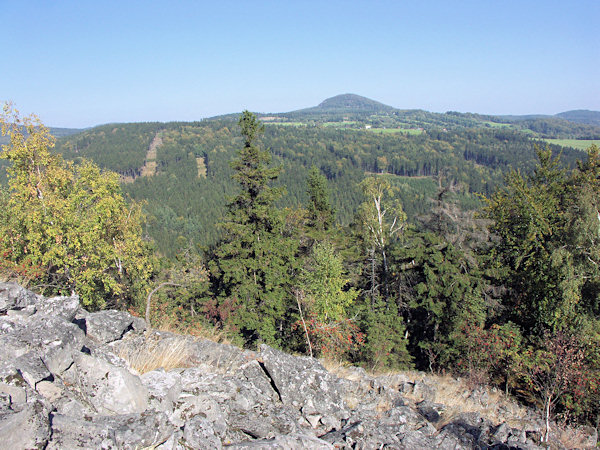 Blick vom Suchý vrch (Dürrberg) über das Tal des Hamerský potok (Hammerbach) auf den Luž (Lausche).