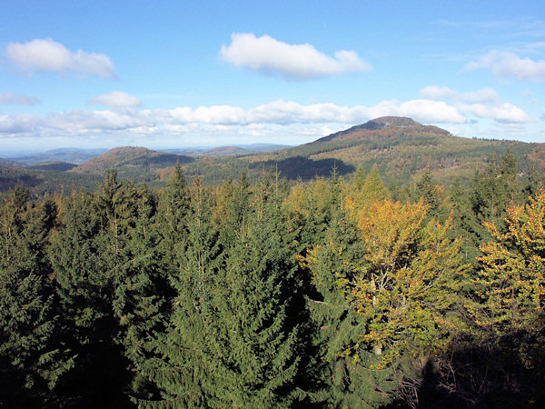 Blick vom Konopáč (Hanfkuchen) nach Nordwesten auf den Jedlová (Tannenberg) und den niedrigeren Malý Stožec (Kleiner Schöber).