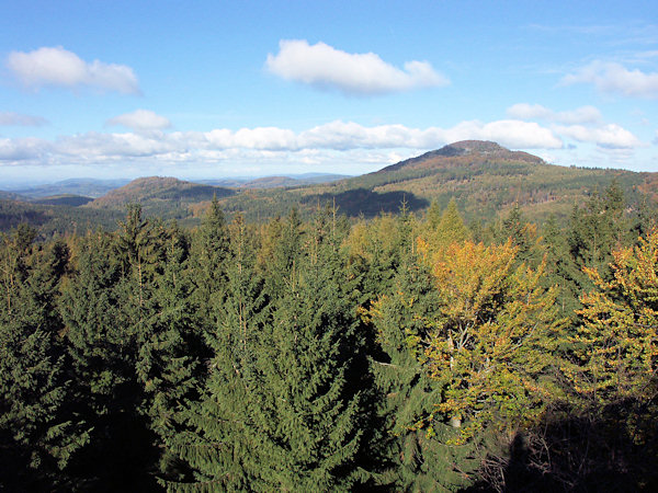 View from the peak of the hill Konopáč to the northwest in the direction of the Jedlová and the lower Malý Stožec hills (left).