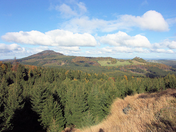 Blick vom Jelení Kámen (Hirschenstein) auf den Jedlová (Tannenberg) mit dem Felsenklotz des Tolštejn (Tollenstein).