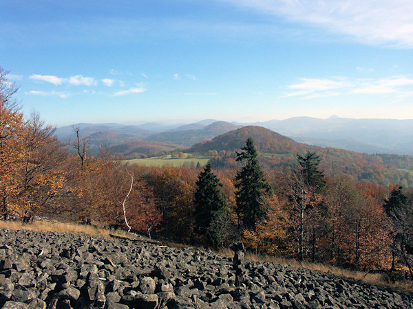 Outlook from the Studenec to the east. In the foreground you see the Javorek hill, from behind of its left side looks the Javor hill and on the horizon there is the acute peak of the Klíč.