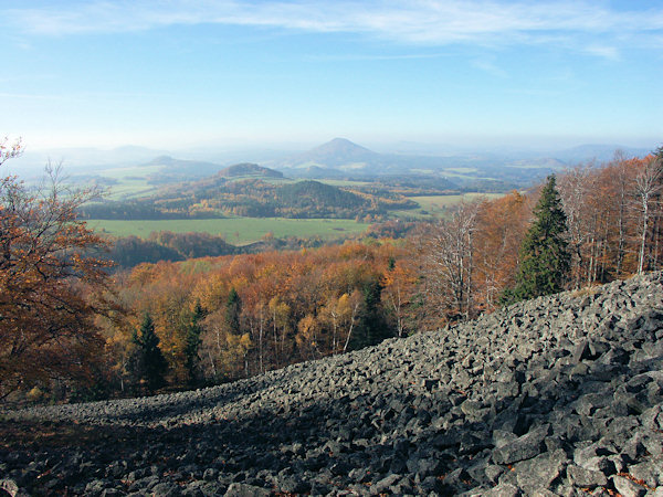 Výhled ze suťového pole na Studenci k západu na Růžovský vrch. V popředí je Rolleberg u Lipnice a za ním Větrný vrch.