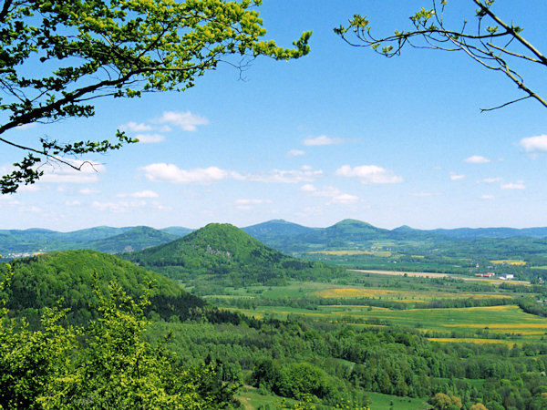 Blick vom Tisový vrch (Eibenberg) über Ortel (Urteilsberg) nach Hochwald.
