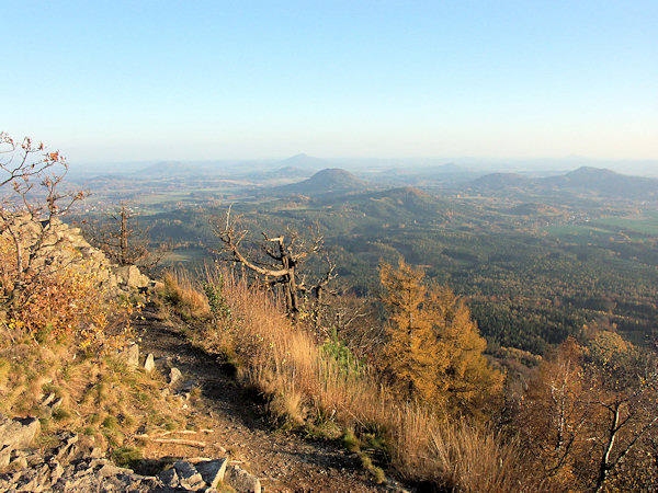 Výhled z Klíče k jihovýchodu. Vpravo je vidět Slavíček s Tisovým vrchem a Šišák, uprostřed vyniká výrazná kupa Ortelu a za ní na obzoru je Ralsko.