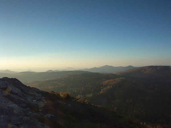 Abendliche Aussicht vom Klíč (Kleis) nach Nordwest auf die Berggipfel um den Studenec (Kaltenberg).