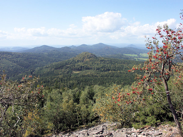 Ausblick von Jedlová (Tannenberg) über den Malý Stožec (Kleiner Schöber) in Richtung zum Studenec (Kaltenberg).