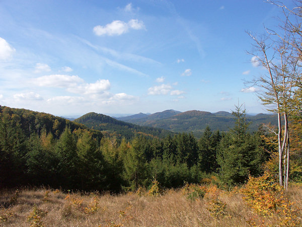 Aussicht vom Veký Buk (Grosser Buchberg) zum Studenec (Kaltenberg).