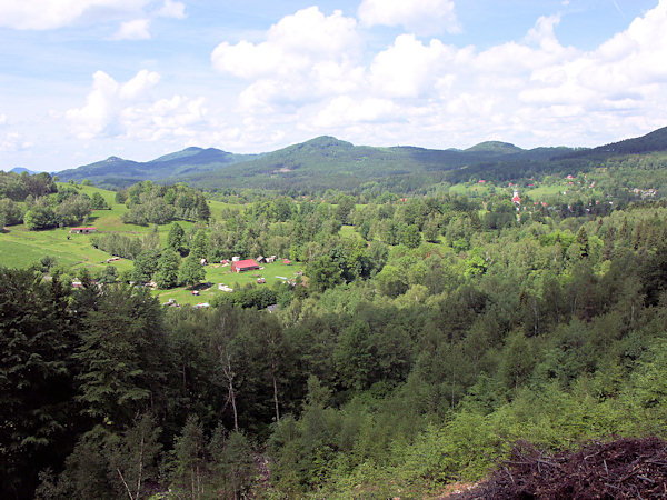 Blick von der Kočárová cesta (Buchbergstrasse) über Kytlice (Kittlitz) zum Javor (Ahrenberg) und Studenec (Kaltenberg).