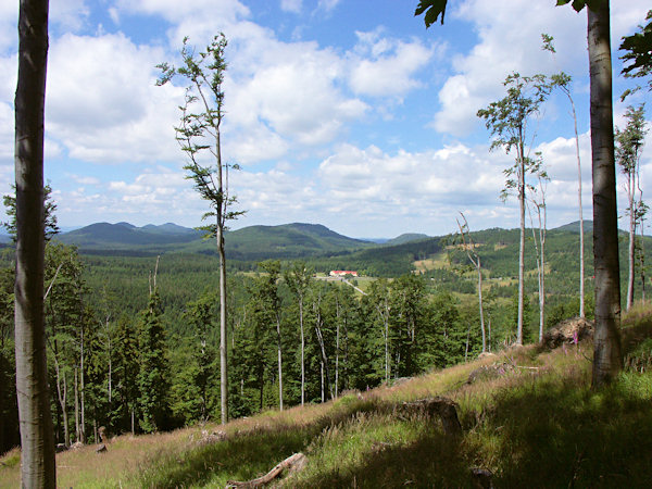 Ausblick vom Hange des Bouřný (Friedrichsberg) in der Richtung auf Nová Huť (Neuhütte).