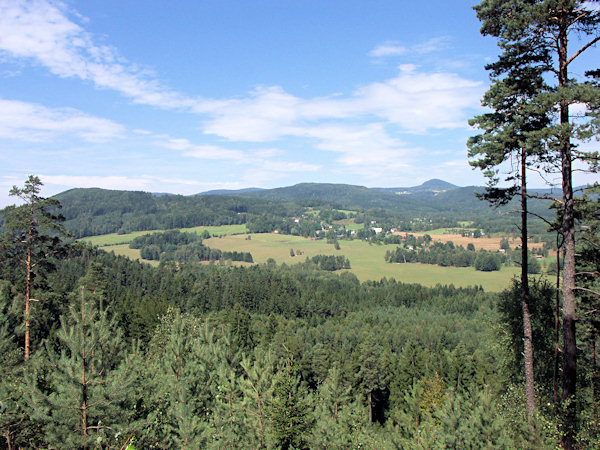 Pohled ze Zeleného vrchu přes Trávník k Luži.