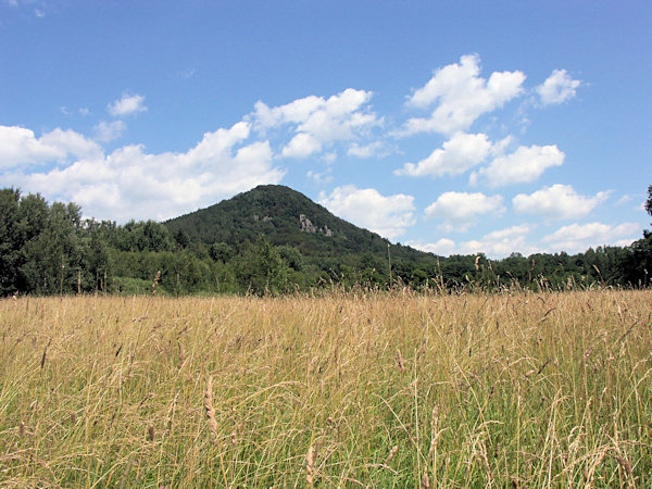 Blick auf den Ortel (Urteilsberg) von der Wiese unter dem Šišák (Schieferberg).