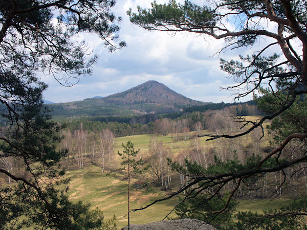 Blick auf den Ortel (Urteilsberg) vom Liščí díra (Fuchsloch) bei Sloup (Bürgstein).