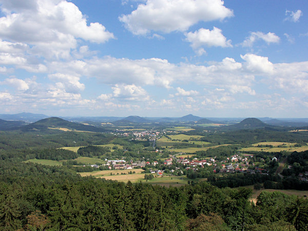 Pohled z Rousínovského přes Svor ke Cvikovu. Zprava je vidět Ortel, Ralsko, Tlustec a Zelený vrch, vlevo na obzoru vyčnívá Ještěd.