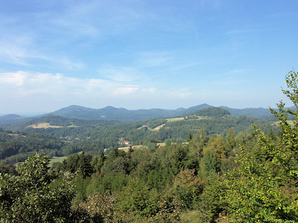 Pohled z Obrázku u Práchně přes Prysk se Středním a Ovčáckým vrchem na hlavní hřeben se Studencem a Javorem.