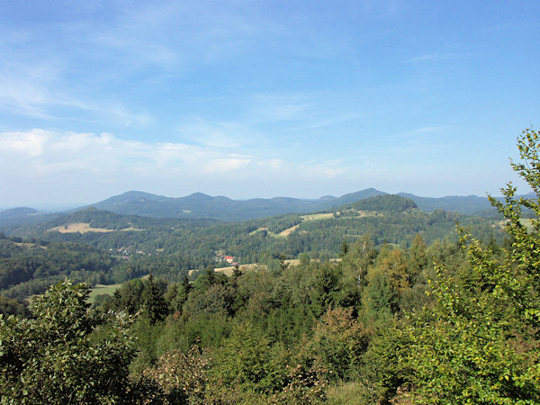 Blick vom Obrázek (Bildstein) bei Prácheň (Parchen) über Prysk (Preschkau) mit  Střední vrch (Mittenberg) und Ovčácký vrch (Schäferberg) auf den Hauptkamm mit Studenec (Kaltenberg) und Javor (Grosser Ahrenberg).