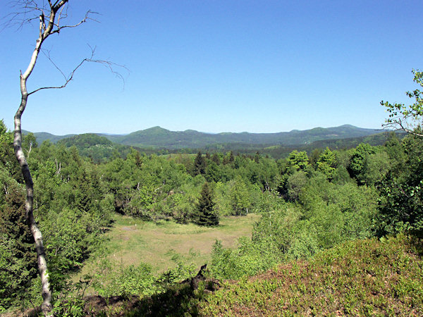 Blick vom bewachsenen Steinbruch in Klučky (Klutschken) auf den Hauptkamm mit Javor (Grosser Ahrenberg) und Jedlová (Tannenberg).