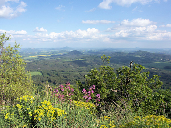 Frühlingsblick von Klíč (Kleis) über Ortel (Urteilsberg) nach Ralsko (Rollberg). Am Horizont rechts befindet sich ein markanter Doppelberg Bezděz (Bösig).