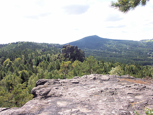 Blick von der Louisenhöhe über die Scharfensteinfelsen nach Hochwald.