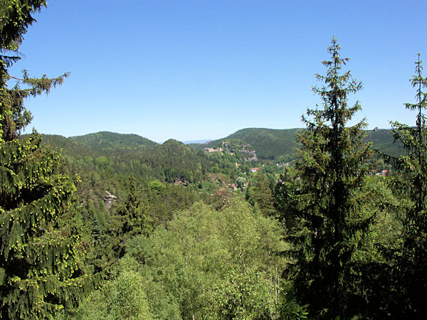 Blick von Ludwigshöhe bei Hain auf das Becken mit der Burg Oybin, umgeben von den bewaldeten Kämmen von Ameisenberg und Töpfer.