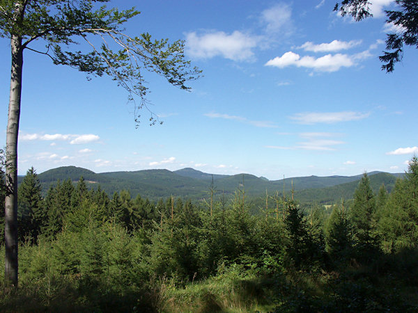 View from the slope of Medvědí hůrka over the valley of Kamenice to Jedlová.