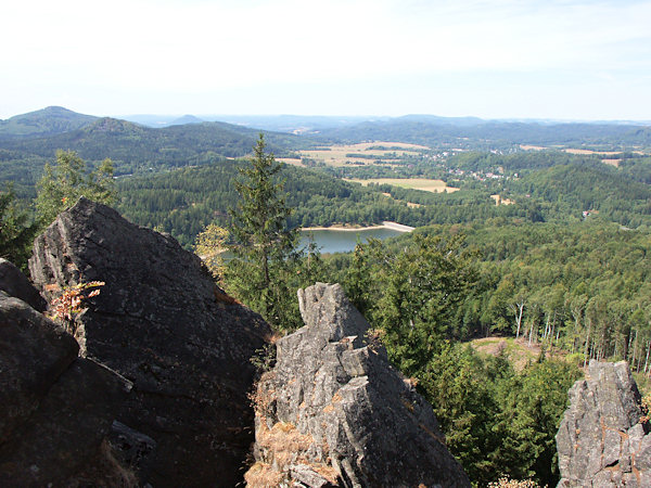 Blick von Malý Stožec (Kleiner Schöber) auf das Chřibskokamenická kotlina-Becken mit der Talsperre Chřibská (Kreibitz). Der höchste Berg auf der linken Seite ist Studenec (Kaltenberg).