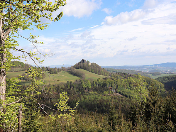Blick auf Tolštejn (Tollenstein) vom Konopáč (Hanfkuchen) aus. Rechts am Horizont ist der Kottmar zu sehen.