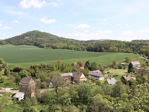 Blick vom Velenický hrádek (Wellnitzer Schloss) über den oberen Teil von Velenice (Wellnitz) zum Brnišťskský vrch (Laufberg).